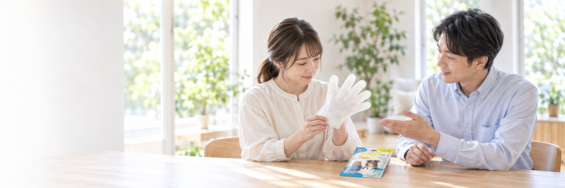 お客様がクリーンウェット手袋を試し、担当者が使い方を説明する場面