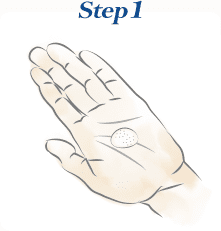 Step1：>取樱桃大小（约2g）的洁面霜于手掌。いる