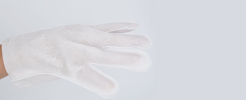 5本指のウェット手袋を手にはめた実物写真