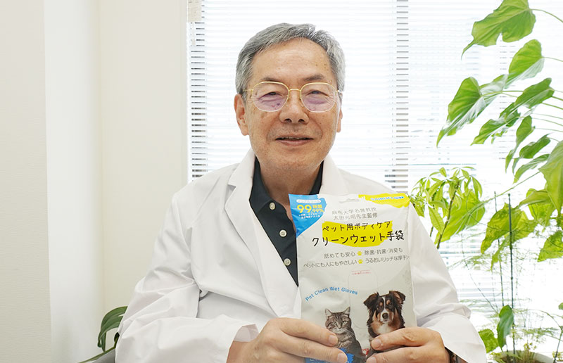 商品を手に持つ、監修者の太田光明先生